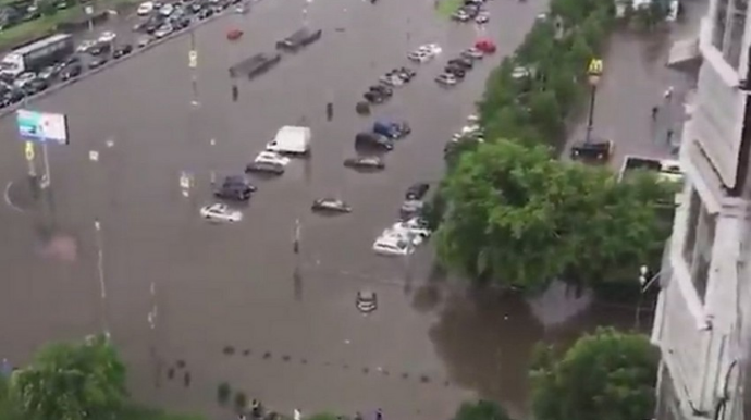 Leysan yağışından sonra küçələri və metro stansiyasını su basıb - FOTO