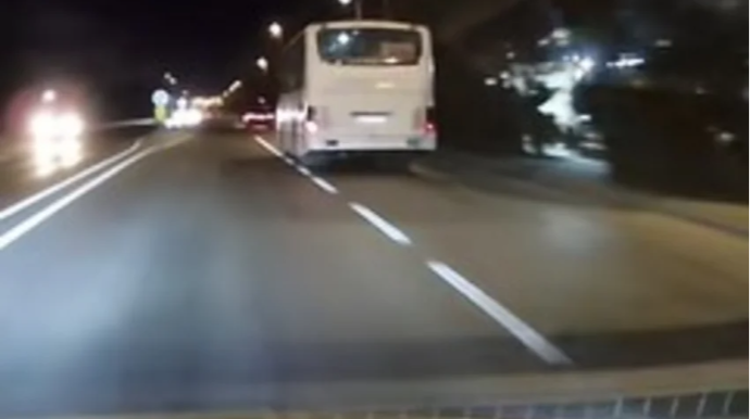 Bakıda avtobus sürücüsünün ani diqqətsizliyi faciəyə səbəb olacaqdı - ANBAAN VİDEO 