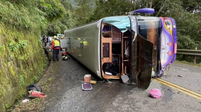 Turistlərlə dolu avtobus aşdı - Ölən və yaralananlar var 