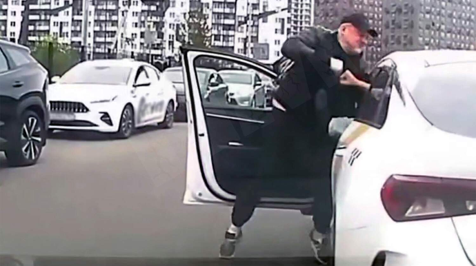 Taksi sürücüsünü döyən şəxs SAXLANILDI; avtomobilindən qumbara çıxdı - VİDEO