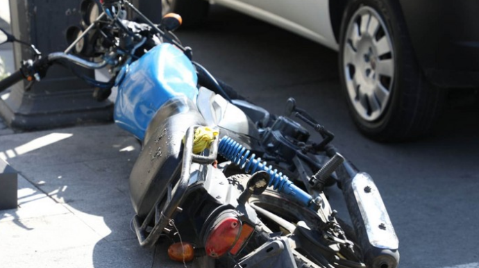 Bakının mərkəzində avtomobillə motosiklet toqquşub   - FOTO