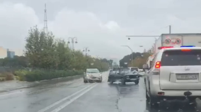 Bakıda iki "Prius" "birləşib" "VAZ"ı əzdi - VİDEO