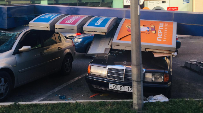 Tbilisi prospektində reklam lövhəsi maşınların üstünə aşdı - FOTO 