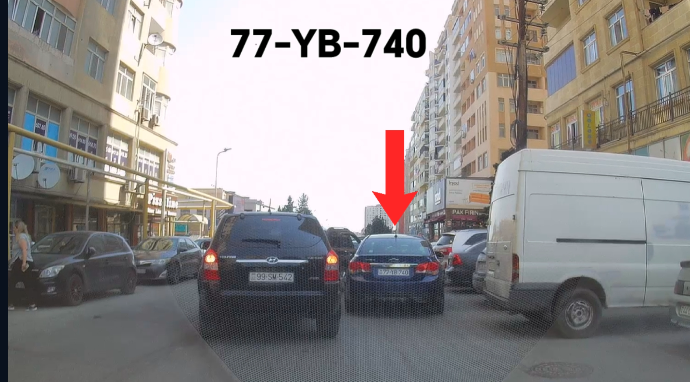 İkinci cərgədə dayanan sürücü avtomobillərin yolunu kəsdi - VİDEO