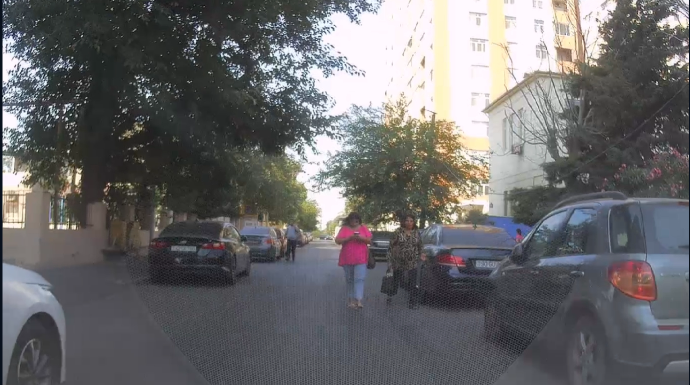 Başı telefona qarışan qadın maşının üzərinə getdi - VİDEO