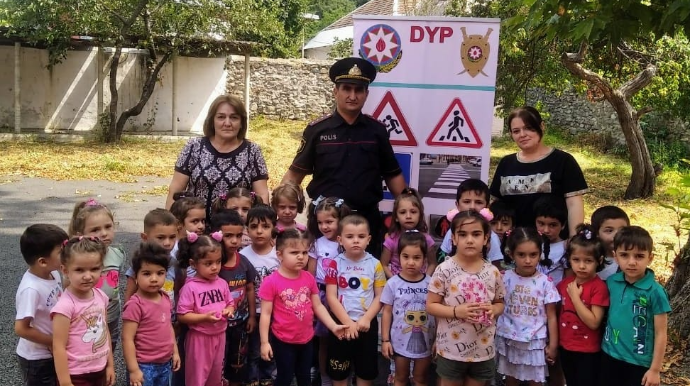 Şəki yol polisi baxça uşaqları ilə bir arada  - FOTO