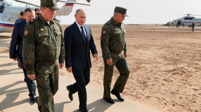 Putin hərbi təlimlərə helikopterdə gəldi