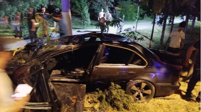 “BMW” işıq dirəyinə çırpıldı - Xəsarət alanlar var - FOTO 