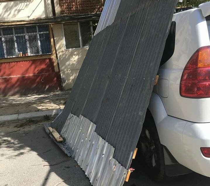 Bakıda əsən külək binanın damını avtomobilin üzərinə aşırdı   - FOTO