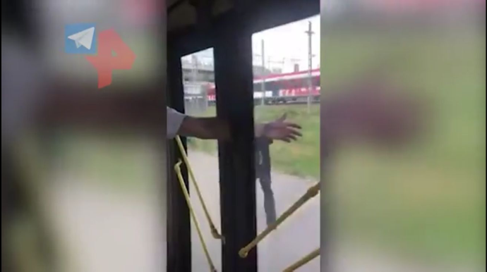В Москве водитель отказался освободить руку пассажира, зажатую дверьми автобуса  - ВИДЕО