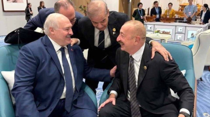 İlham Əliyev Lukaşenko və Şəriflə söhbət apardı - FOTO