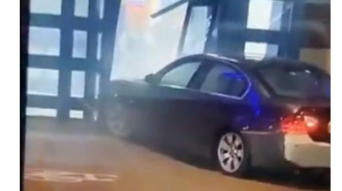 Londonda avtomobil polis idarəsinə çırpıldı - VİDEO