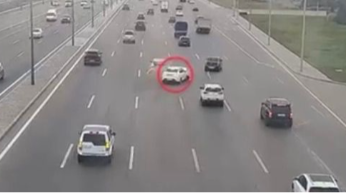 В Баку произошло ДТП по причине невнимательности водителя - ВИДЕО