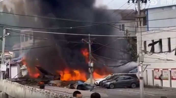 Çində təyyarə binanın üstünə düşüb, ölən və yaralananlar var 