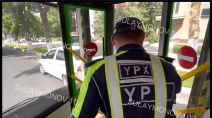 Yol polislərindən yeni üsul: Cəriməni avtobusda gizlənib yazırlar - VİDEO