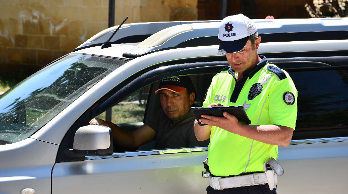 İçkili sürücü reyd zamanı polisin iradına “xətrimə dəydin”  deyib etiraz etdi - VİDEO 