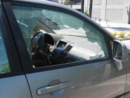 Keçmiş sədr müavininin "BMW"si qarət edildi - Bakıda