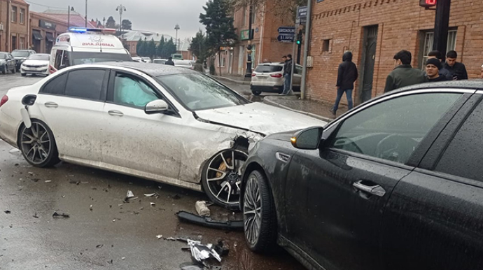 Gəncədə zəncirvari qəza oldu 