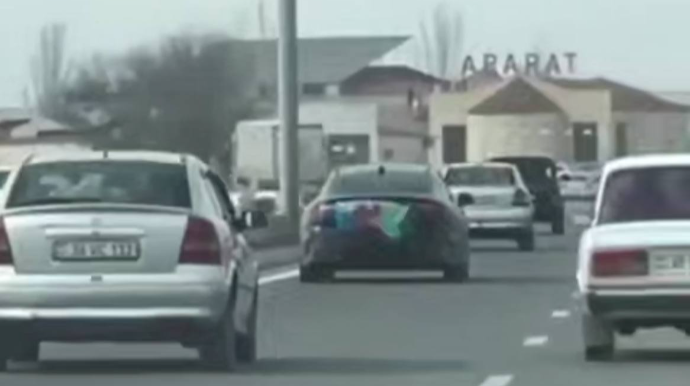 İrəvanda avtomobilindən Azərbaycan bayrağı asan sürücü saxlanıldı  - VİDEO 