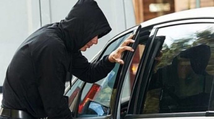 Maşının qapısını açıq qoyan sürücünün başına iş gəldi - 3 minlik telefon oğurlandı 