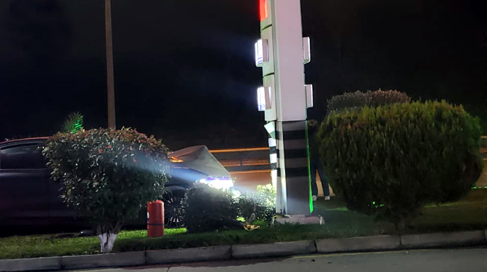 Avtomobil yanacaqdoldurma məntəqəsinə çırpıldı - Bakıda ağır qəza - FOTO