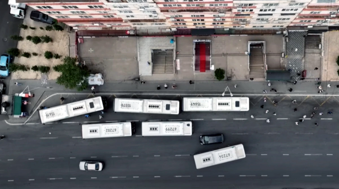 Avtobuslar niyə yolun ortasında dayanır? - VİDEO