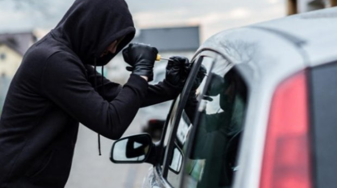 Tərtərdə maşından 6 min manatlıq oğurluq edilib