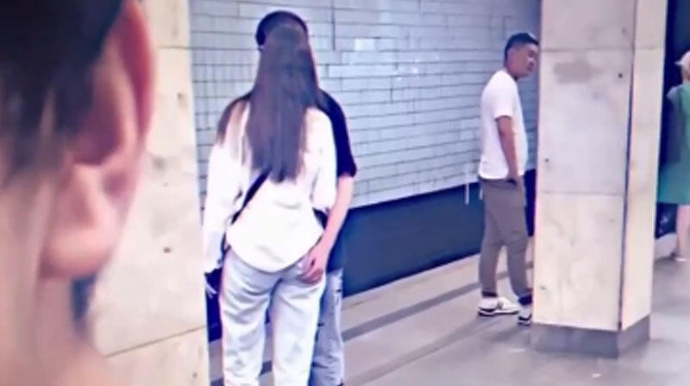 Metroda əxlaqsızlıq edən cütlüyü VİDEOya çəkdilər 