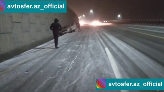 Badamdarda maşınlar qara görə yolun kənarında belə aşıb qaldı  - VİDEO