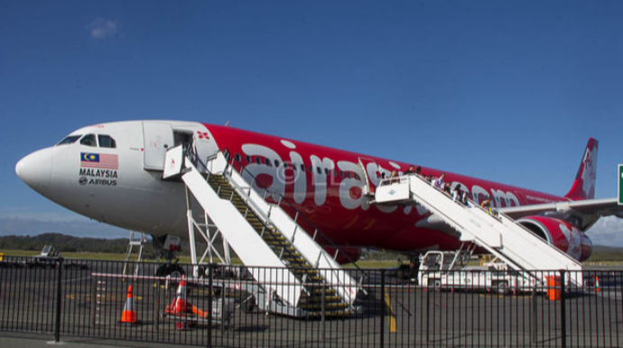 Təyyarə salonundakı ilan təcili enişə səbəb olub  - VİDEO