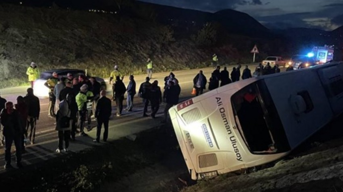 Türkiyədə avtobus su kanalına aşdı, 9 nəfər... 