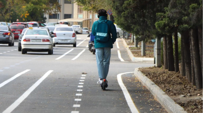 Yolun sağı ilə, lükləri saya-saya: Bakıda elektrik skuterləri üçün təhlükə - VİDEO