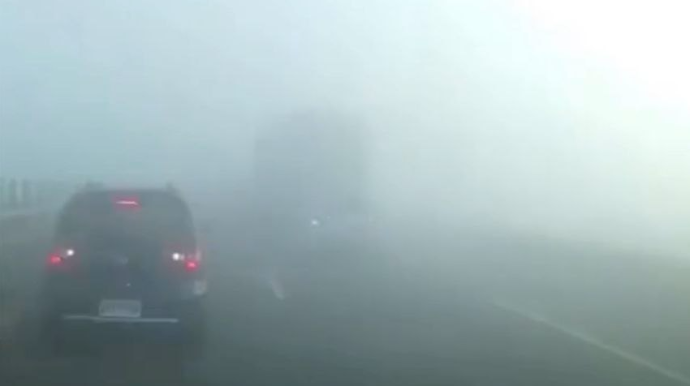 Dumanlı havada yüksək sürətlə gedən sürücü ağır qəza törətdi  - VİDEO