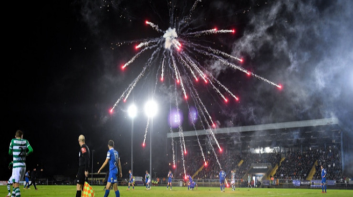 Azarkeşlər futbolçulara meydanda “atəş” açdı - VİDEO 