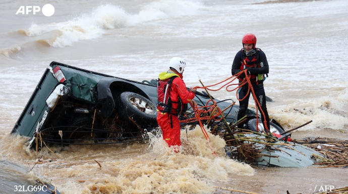 Kritdə dəhşərli qasırğa: Dalğalar maşınları dənizə apardı - VİDEO - FOTO
