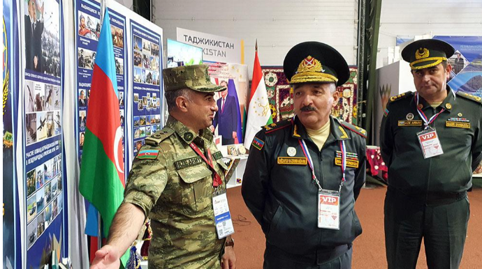 Quru Qoşunları komandanı Moskvada “Tank biatlonu” müsabiqəsinin final mərhələsini izləyir - FOTO 