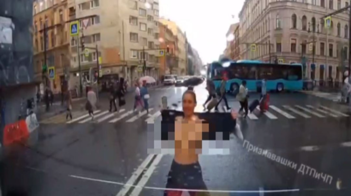 Qadın ona yol verməyən sürücüyə sinəsini göstərdi - VİDEO 