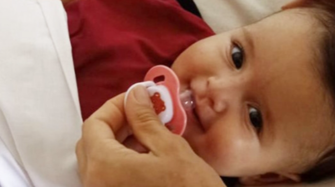 Küçəyə atılan körpə ilə bağlı rəsmi məlumat - Fotolar 