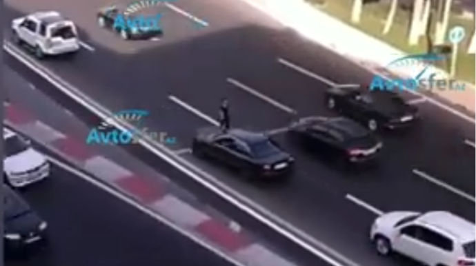 Bakıda yolun ortasıyla gedən xanım hərəkəti çətinləşdirdi  - VİDEO