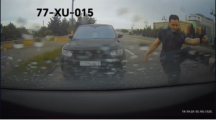 "Range Rover" sürücüsü xanım təlimçiyə təpik atdı: "Mənim pulum var..."  - VİDEO