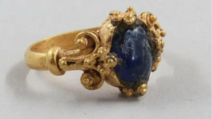 Yaşı təxminən 800 il olan qızıl üzük aşkar edilib 