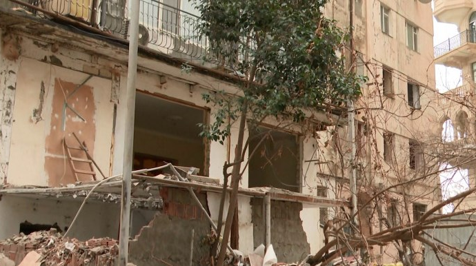 Vətəndaşlar razılaşmır, şirkət isə söküntü aparır - VİDEO 