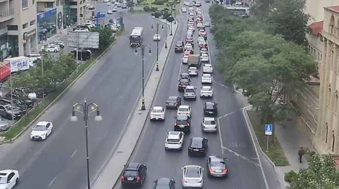 Bakının bəzi yollarında nəqliyyatın hərəkəti çətinləşdi 