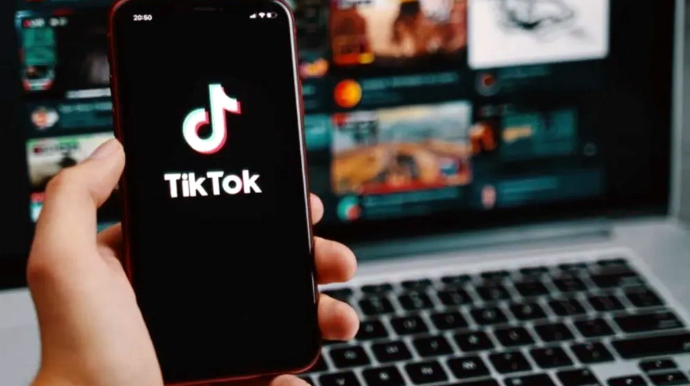 "TikTok"da azyaşlı övladına qarşı zorakılıq tətbiq edən qadın barədə araşdırma başladı - AÇIQLAMA 
