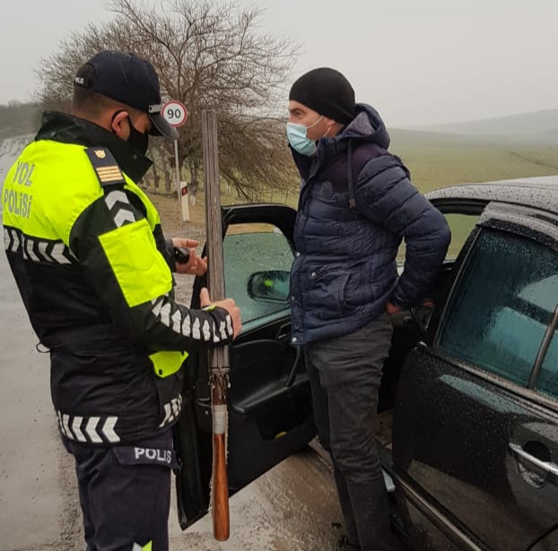 Yol polisi saxladığı avtomobildə silah aşkar etdi - FOTO 