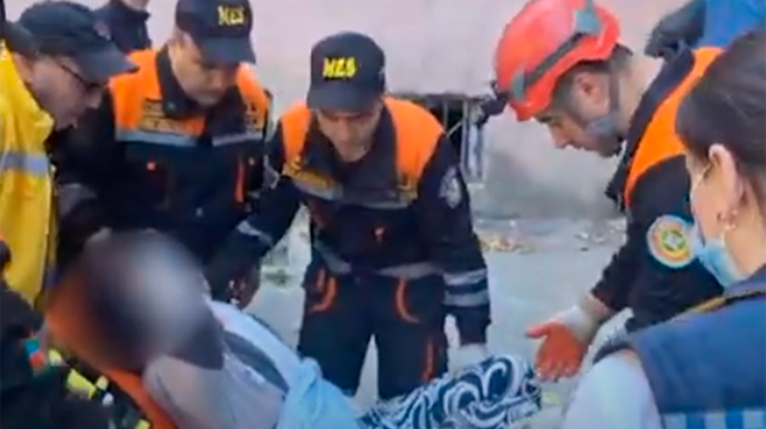 Qapını kəsib huşsuz vəziyyətdə olan qadını xilas etdilər - VİDEO