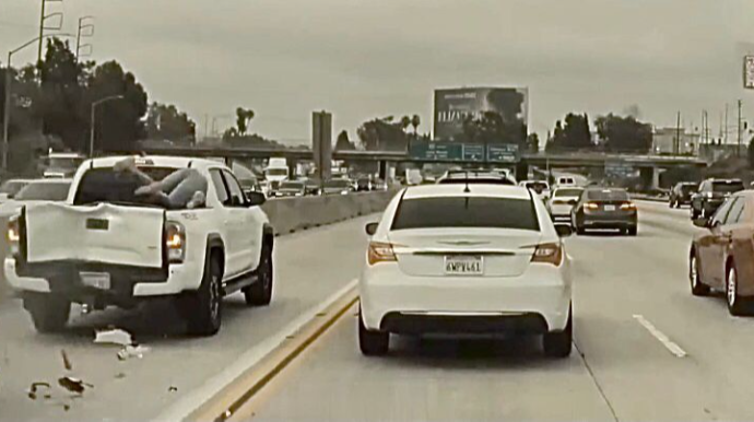 Qəza törədən motosikletçi “Pickup”ın içinə sıçradı  - VİDEO