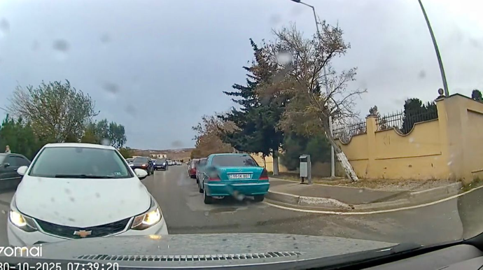 Zığda qayda pozan sürücü qarşıdan gələn maşınla az qala toqquşacaqdı   - VİDEO