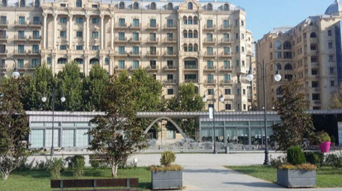 "Qış parkı"nda HADİSƏ: 75 minlik avtomobili vurub... - FOTO 