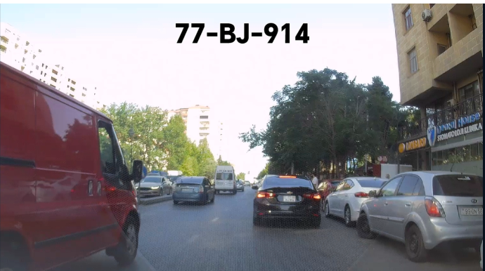 Qarşıda boş yer olsa da sürücü ikinci cərgədə qayda pozmağı seçdi  - VİDEO